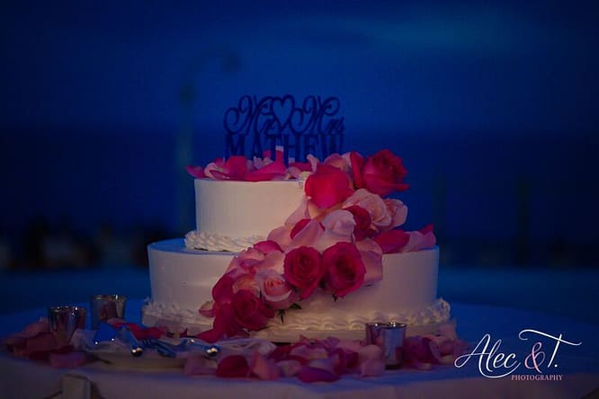  decorations with flowers on wedding cake