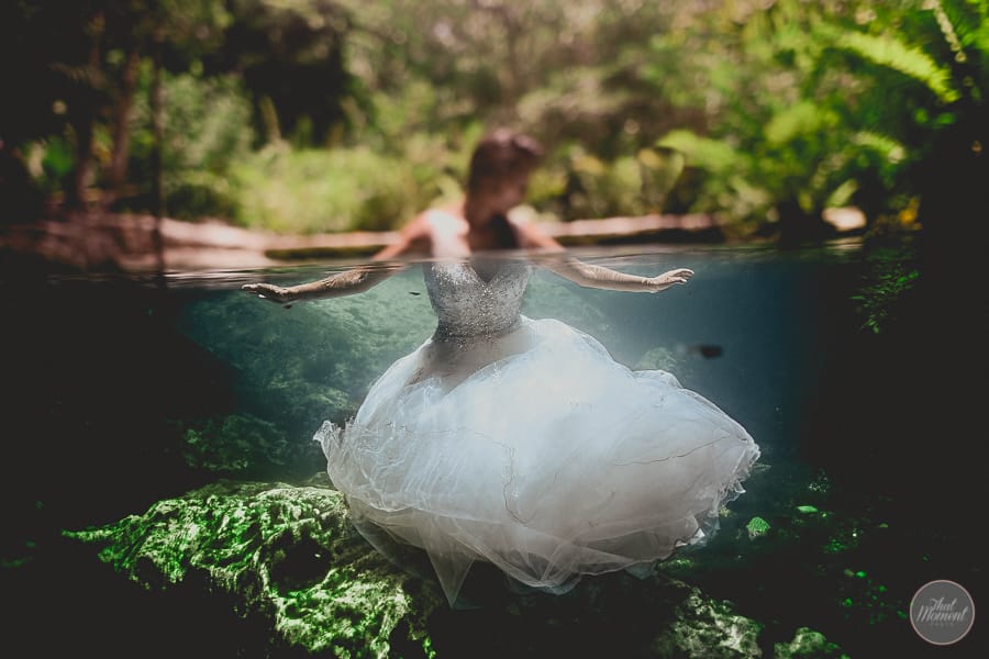  Beautiful picture of the bride in dress in cenotes