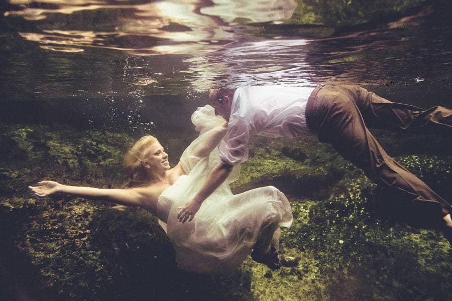 that-moment-photo-picture of underwater wedding couple