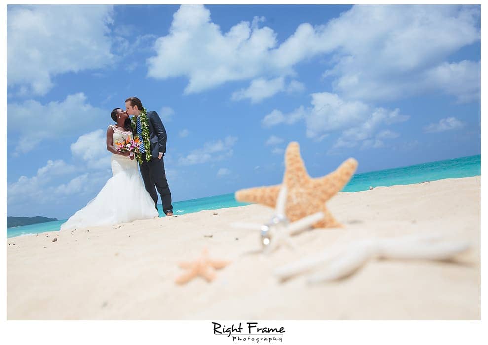 8Hawaii-Destination-Wedding couple on on the beach