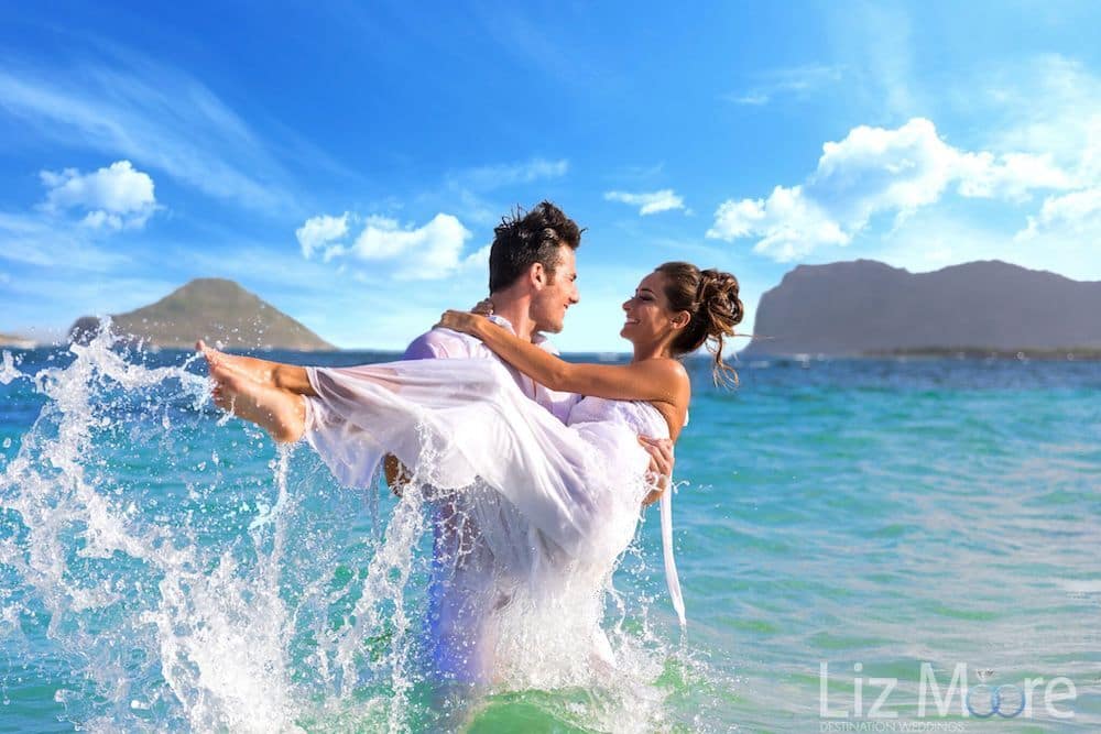 destination-wedding-couple-picture-at-the-beach