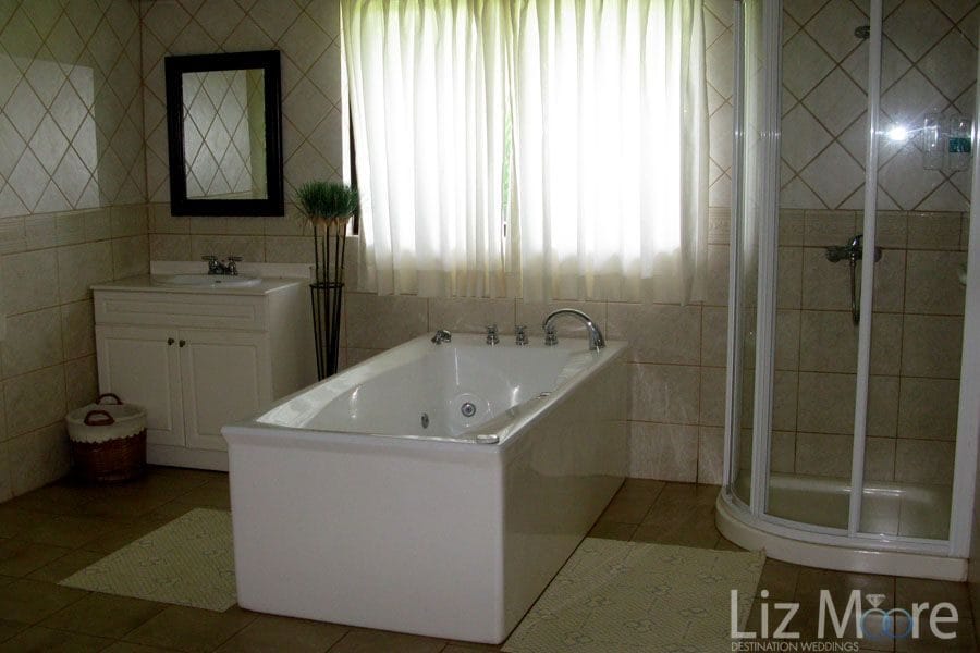 Four-Seasons-Costa-Rica-Papagayo-bedroom-bathtub.jpg