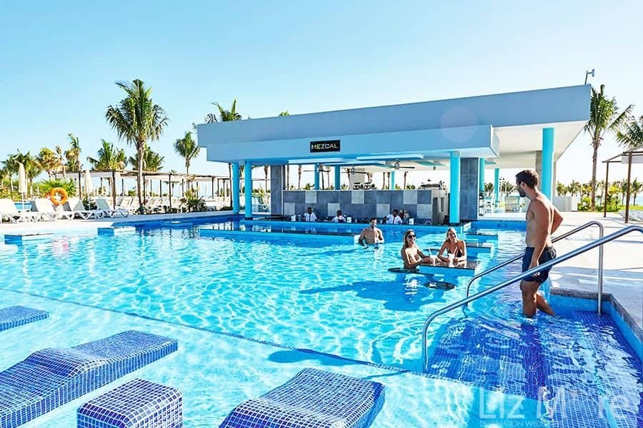 Hotel-Riu-Dunamar-Playa-Mujeres-swim-up-bar.jpg