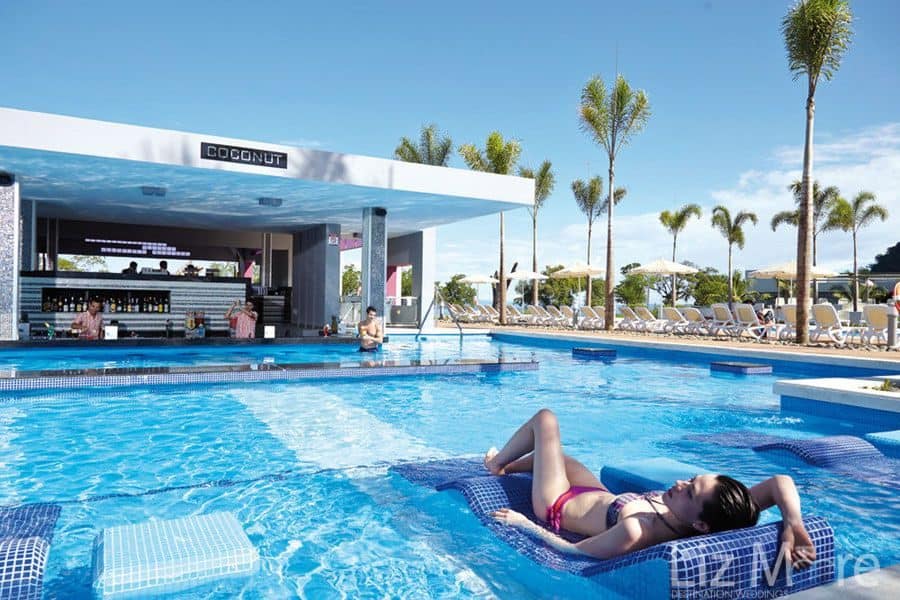Hotel-Riu-Palace-swim-up-bar-lounge-area.jpg